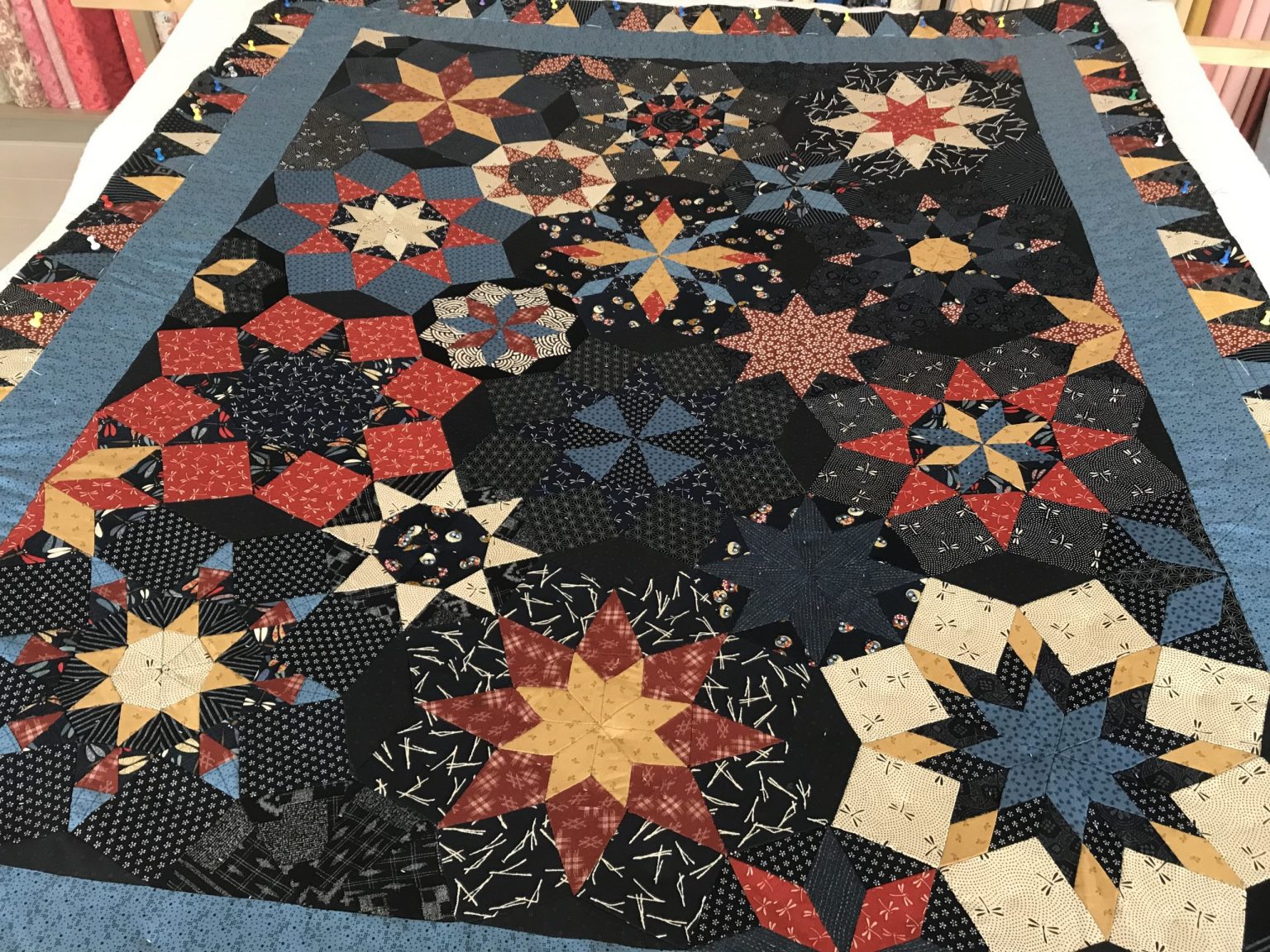 Tijdens een vakantie in Limburg kocht Sonja het patroon en de stofjes van deze quilt bij Marij in Beek. Vandaag hebben we hem samen gedubbeld. Wat een prachtige kleureffecten heeft deze quilt. Heel spannend verdeeld.....