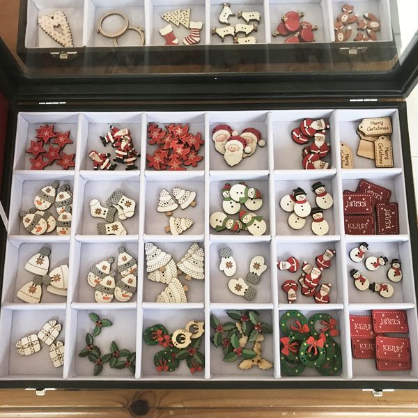 Onze 'Juwelenkistjes' zijn weer gevuld! Met heel veel schattige 'Kerst Knoopjes' voor op jullie kerst projectjes. Je vindt ze op onze cadeautafel in de winkel.
