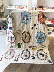 We begonnen de dag met deze prachtige quilt! Het begin is gemaakt tijdens een workshop van Wilma Brouwer. Ze noemde hem de Beatrix Potter quilt. We hebben er een mooie rand bij uitgezocht.