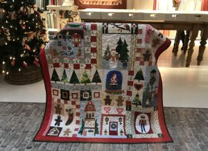 Eén van onze klanten kocht onlangs het patroon 'Christmas Toy Shop' (klik) van Dodo Laene in onze winkel. In plaats van appliqueren koos ze er voor alle plaatjes met de naaimachine te festonneren. Wat een geweldige keuze! Want wat is hij leuk geworden en zo snel klaar! En heerlijk van alle restjes die ze nog in huis had. Complimenten....Dat wordt een extra sfeervolle kerst.