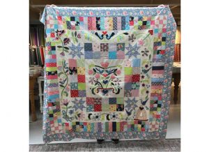 Bij het opruimen van de foto's van quilts van klanten kwamen we deze tegen. Dit is de Paper Garden Quilt van de Australische ontwerpster Rosalie Dekker. Je krijgt toch meteen zin om je restjes bakken om te keren en aan de slag te gaan!
