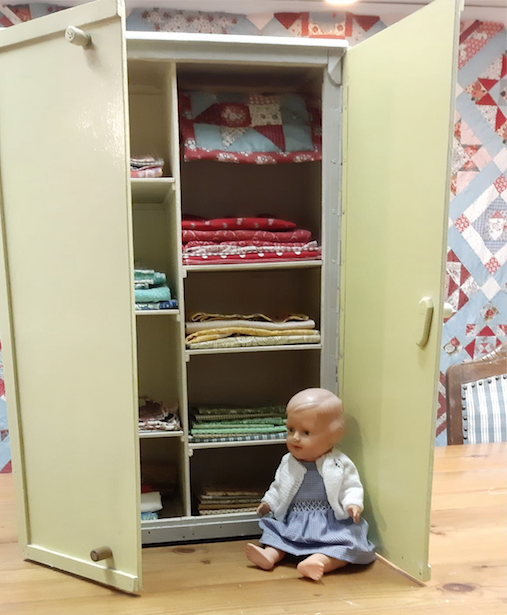 Een quiltvriendin verkoopt haar poppenkledingkastje. Het is 63 cm hoog, 45 cm breed en 24 cm diep. Mocht je hem graag willen overnemen, stuur dan even een mailtje naar info@quiltstudiohetgooi.nl en laat weten wat je er voor zou willen geven.