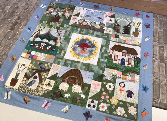 Er wordt hard gewerkt dodo onze klanten aan de Little April Serenade quilt. Een patroon van Dodo Laene dat bij ons te koop is (klik). Superleuk is deze!