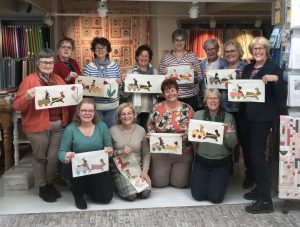Vandaag maakten we een uitzondering voor deze gezellige quiltgroep. Samen met Ineke Vaillant hebben we een verwendag gehouden. De dames kennen elkaar van de Midweken op Texel en hielden hun tiende reüni. Ze kozen voor een werkje in Paassfeer. Alsof ze elkaar vorige week nog gesproken hadden!!!!!