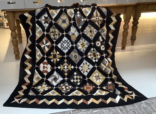 Nel maakte deze quilt, waarvan het patroon, met een lichte achtergrond, bij Het Vlijtig Liesje vandaan komt, juist met een donkere achtergrond. En dan krijg je een totaal ander effect! Wat een chique quilt Nel!