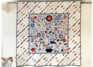 Deze prachtige quilt, die bij ons in Eemnes logeert, is gemaakt door Astrid met de stofjes van Minick & Simpson. Het patroon heet 'Hartfield' maar is helaas niet meer verkrijgbaar (misschien nog wel tweedehands). De stofjes hebben we wel in onze winkel (klik).