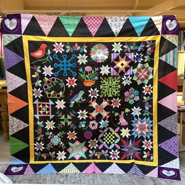 Ramona maakte deze mooie moderne quilt van Sarah Fielke uit het boek Happy Days. Wat komen de felle kleurtjes mooi uit op deze donkere achtergrond. Erg mooi Ramona! We hebben er een mooie achterkant bij uitgezocht. Heel veel quiltplezier....