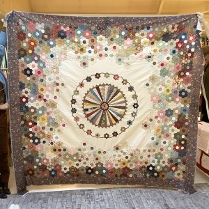 Inge kwam vandaag een achterkant uitzoeken bij deze mooie quilt. Het patroon heet Supernova en is van Janet O'Dell. Mooi zo met het verloop van licht naar donker. En alle hexagon bloemen. Veel quiltplezier....
