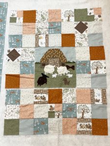 Tita maakt een snoepige kinder quilt. Het middendeel met de schaapjes is uit het patroon Little April Serenade van Dodo Laene (klik). De leuke stofjes met vosjes zijn van Aneela Hoey (klik). Wat een prachtige combinatie!