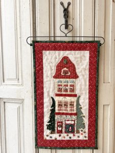 Heb je er wel eens aan gedacht dat je ook een deel uit een quiltpatroon kunt maken? Wil maakte dit miniquiltje uit het patroon The Christmas Toy Shop van Dodo Laene (klik). Wat een superleuk idee!