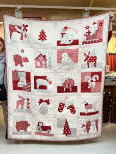 Patty kocht een tijdje geleden het complete Bunny Hill pakket 'Country Christmas' in onze winkel. Ze maakte de quilt voor haar kleinzoon. En die gaat hem dit weekend krijgen! Wat een prachtig cadeau.....