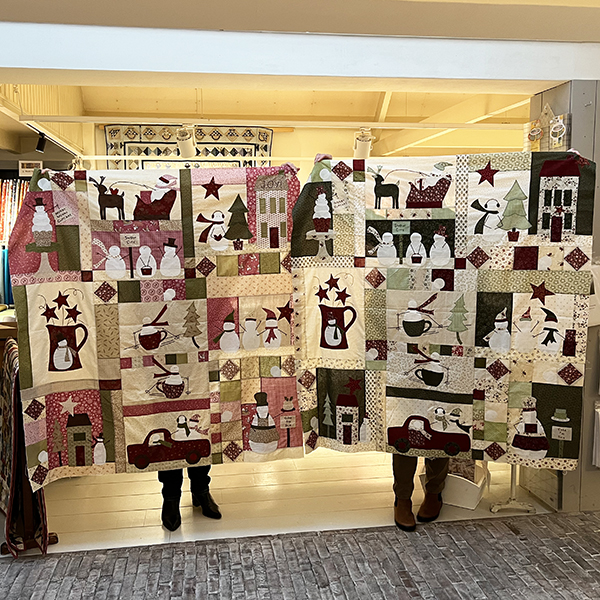 Gisteren lieten we al twee 'Merry Merry Snowman' quilts zien. Vandaag kwamen Jolanda en Marjan naar de winkel om een border voor hun quilt uit te zoeken. Wat leuk toch al die verschillende versies van dit gezellige quiltpatroon van Bunny Hill Design.