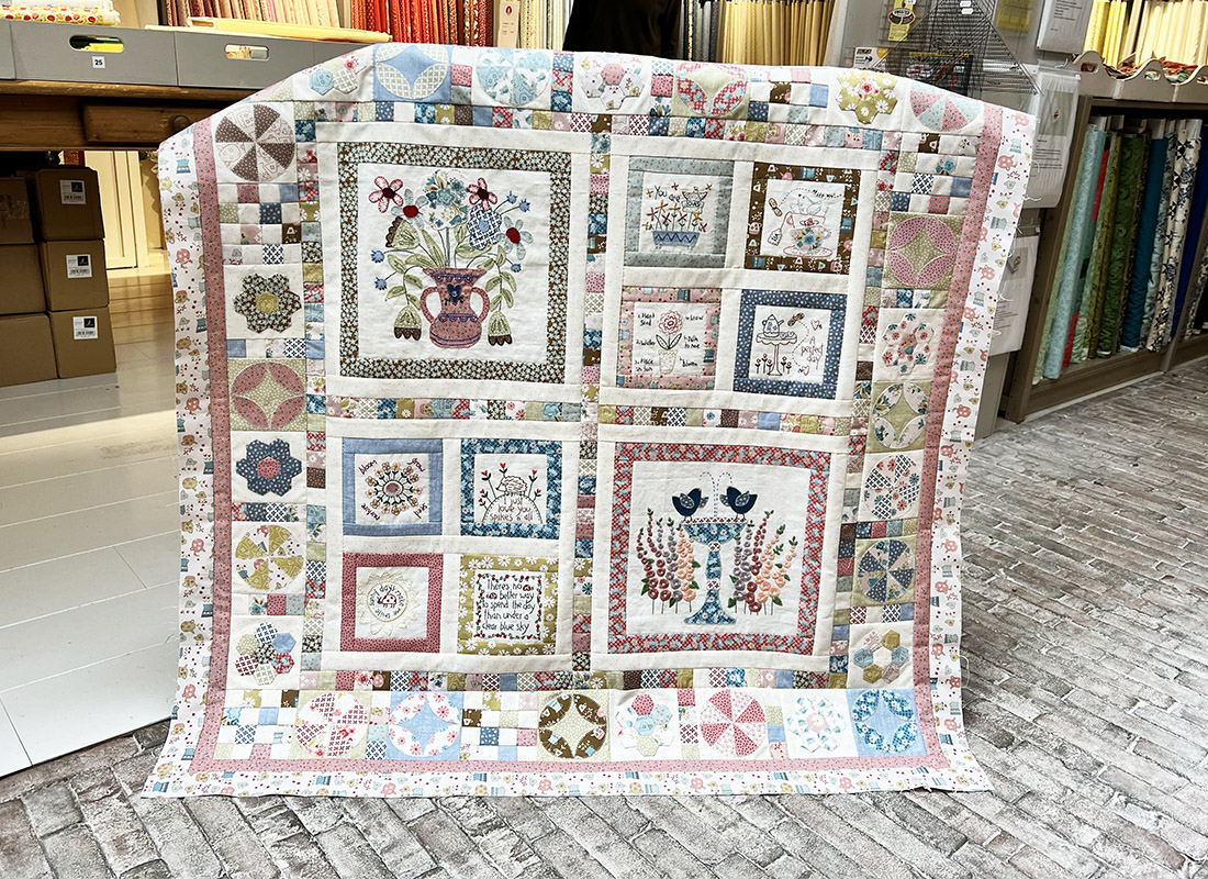 Gemma maakte de Blume & Grow quilt van The Birdhouse, waar wij de stofjes voor hadden uitgezocht. Nu was het tijd voor de achterkant stof. Alle klanten in de winkel konden even meegenieten van deze prachtige quilt! Een plaatje....