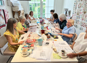 Ook vandaag was er weer een workshop bij Quilt Studio het Gooi. Deze groep leerde appliqueren op negen manieren onder leiding van Ineke Vaillant. Wat een heerlijk bende was het op de tafels. Maar er werd wel hard gewerkt hoor! Dames heel veel plezier van jullie nieuwe quilttechnieken!
