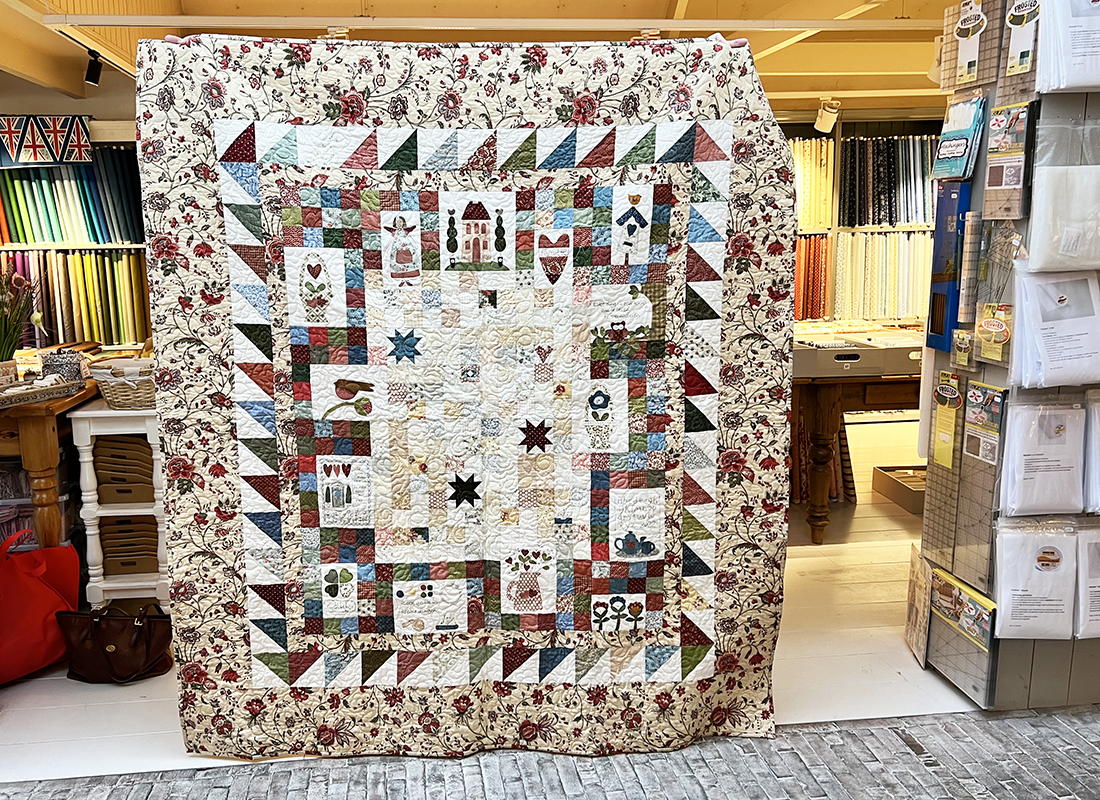 Carla maakte tijdens de cursus van Ineke Vaillant deze prachtige versie van de Cottage Style Charm Quilt. De prachtige border lijkt wel gemaakt voor deze mooie quilt. Er zitten precies dezelfde kleuren in!