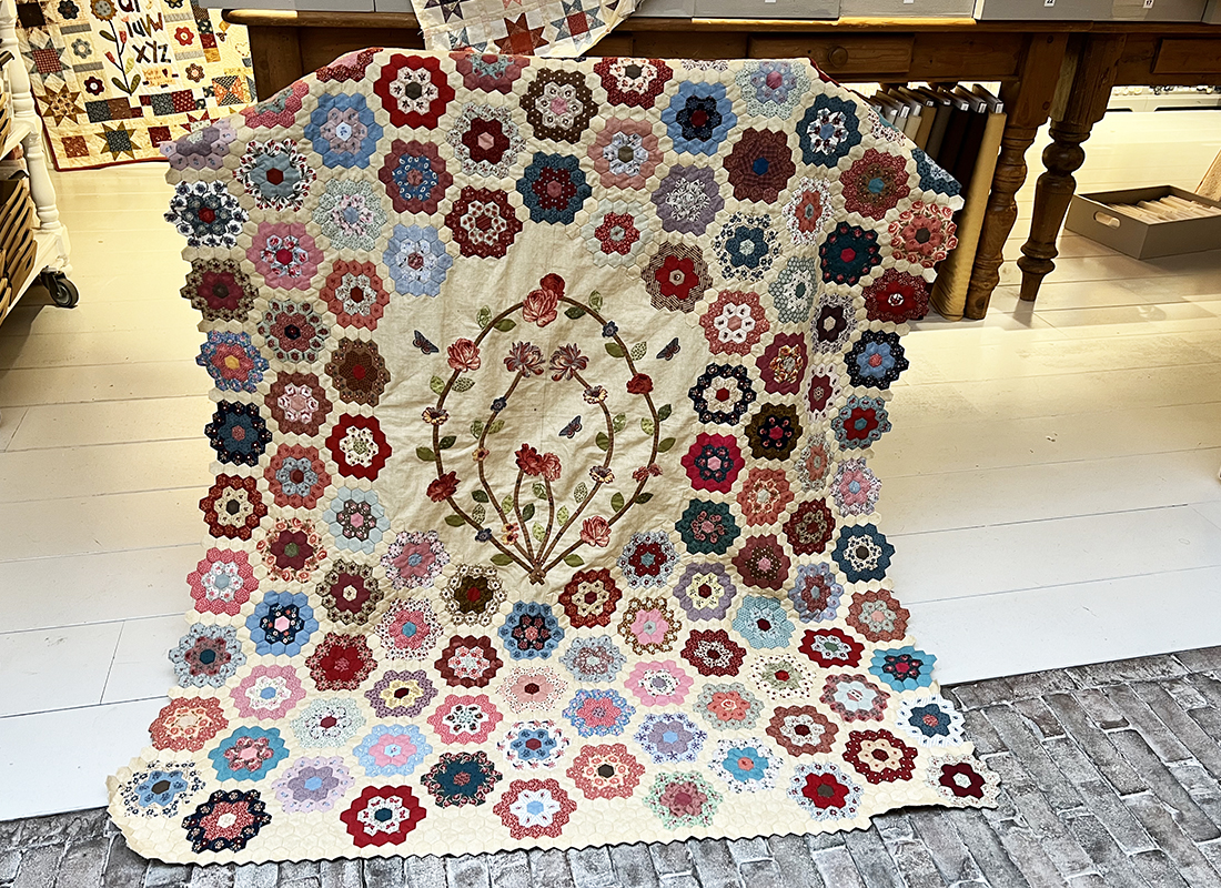 Deze prachtige quilt in wording is van Lettie. Het is de Maggie Maguire's 'Garden Quilt'. Wat is zo'n combinatie van middenpanel en hexagon bloemen toch leuk! Veel plezier bij het afmaken Lettie!
