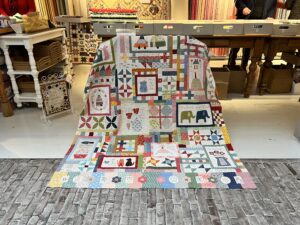Carolien maakte de Letter to my Daughter quilt van The Birdhouse Patchwork Design. Een superleuke frisse afwisselende quilt die je lekker van je restjes kunt maken. Prachtig geworden Carolien! We hebben nog één patroon op voorraad trouwens: