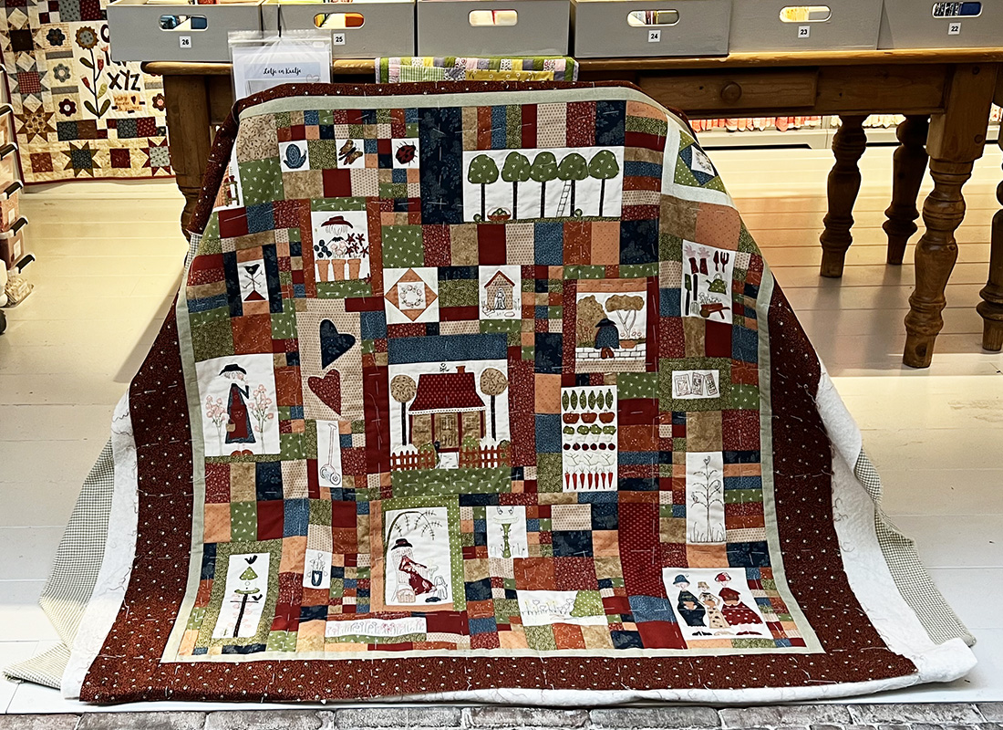Maddy heeft haar Gardeners Journal Quilt bijna af! Het is een patroon van Anni Downs van Hatched and Patched, dat een beetje veranderd is door Ineke Vaillant. Tijdens een aantal workshops maakte een groep dames deze superleuke quilt!