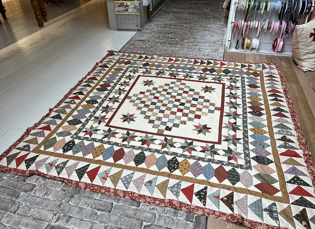 Jannette maakte de Guute's Antieke Quilt in deze prachtige kleuren. Het is iedere keer weer een verrassing om te zien hoe verschillende kleuren een totaal andere quilt maken! Jannette was weer toe aan een volgende rand en wat extra stoffen. Die hebben we er bij uitgezocht. We zijn benieuwd naar het vervolg!