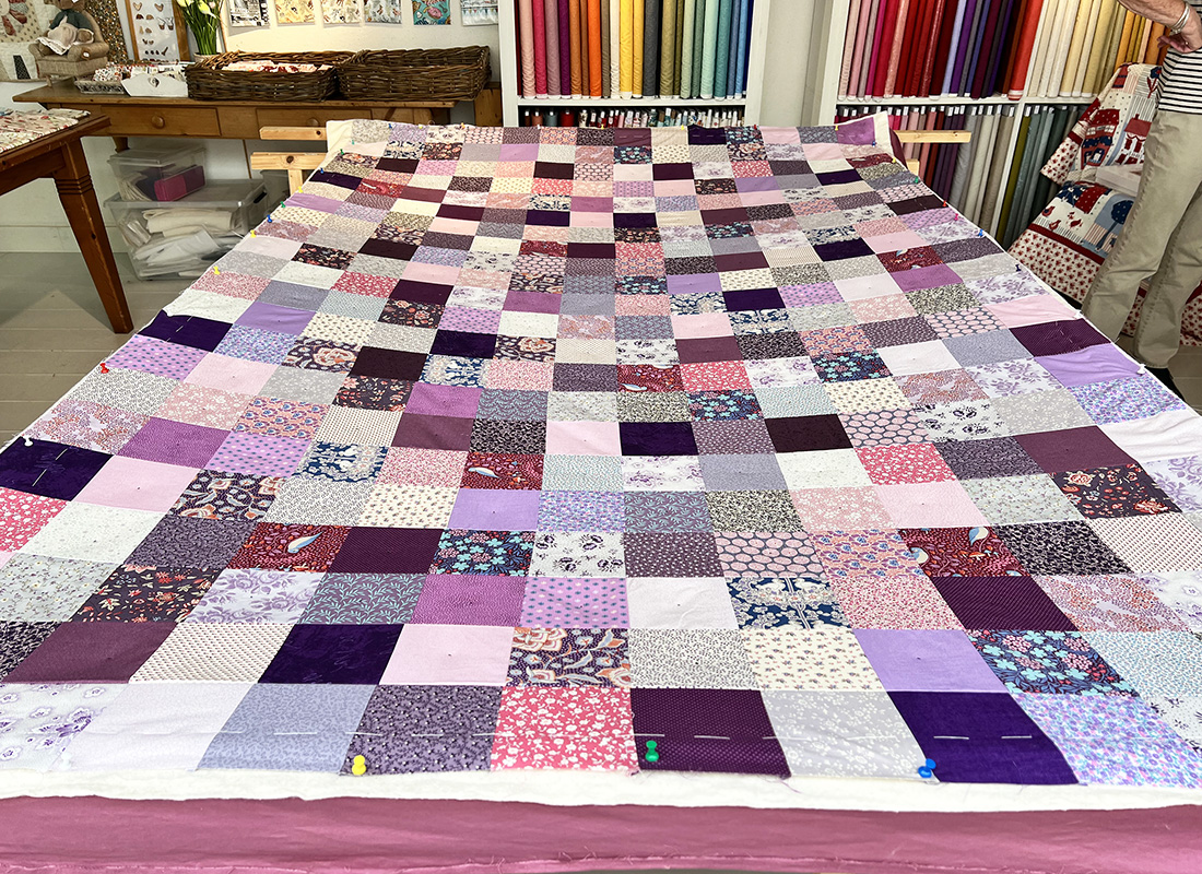 Vanmiddag kwam Lieke deze leuke blokjes quilt sandwichen. Hij wordt voor haar kleindochter. Die kwam enige tijd geleden samen met oma deze stofjes bij ons uitzoeken. Ze wilde lekker veel paars. Dan zijn zowel Tilda als Liberty stofjes altijd een goed idee. Gecombineerd met nog wat andere paarse stofjes is het een superleuke quilt geworden! Veel plezier bij het doorquilten Lieke!