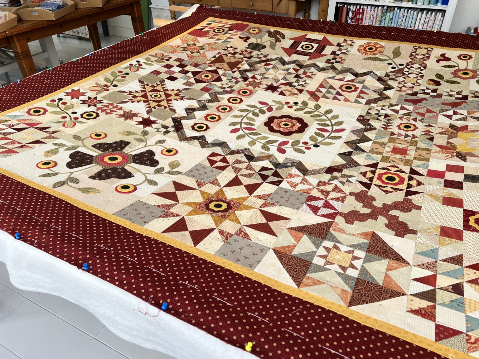 Jeanette kwam vandaag deze prachtige quilt sandwichen. Het is de 'Adelicia Sampler Quilt' van Sharon Keightley. Ze kocht hem als Blok van de Maand inclusief stof. Maar omdat ze de stoffen niet zo mooi vond koos ze zelf deze kleuren uit. Een prachtige warme quilt is het geworden! Het is een grote quilt, dus voorlopig kan ze nog even vooruit met doorquilten! Heel veel plezier bij het afmaken van deze supermooie quilt Jeanette!