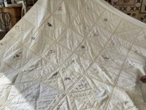 Wat kun je doen met geborduurde zakdoekjes? Ineke Vaillant maakte er deze prachtige quilt mee. Vol herinneringen! Hoe leuk is dat....